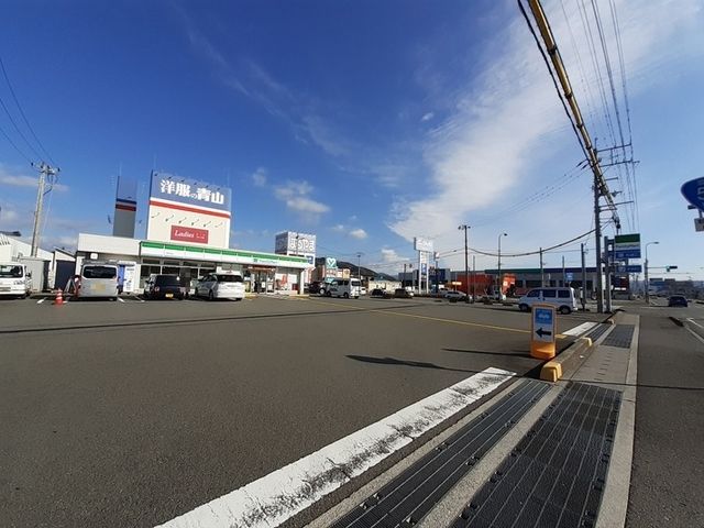 近くのファミリーマート野市店まで1,000m（徒歩13分）
