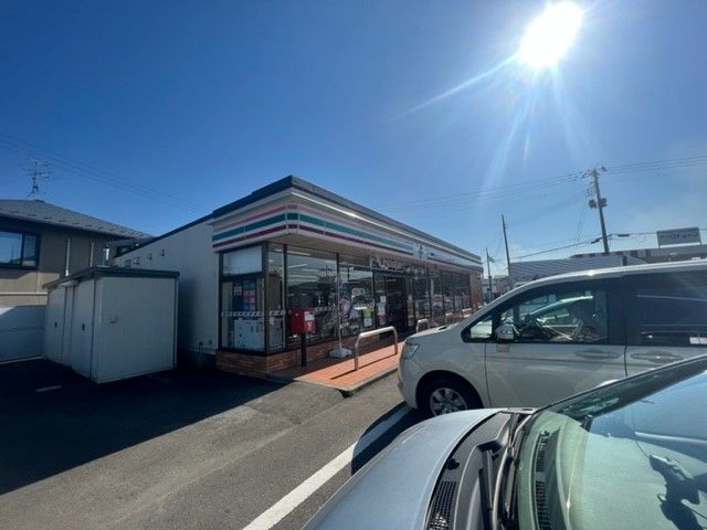 近くのコンビニまで300m（徒歩4分）