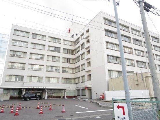 近くの赤十字病院まで550m（徒歩7分）