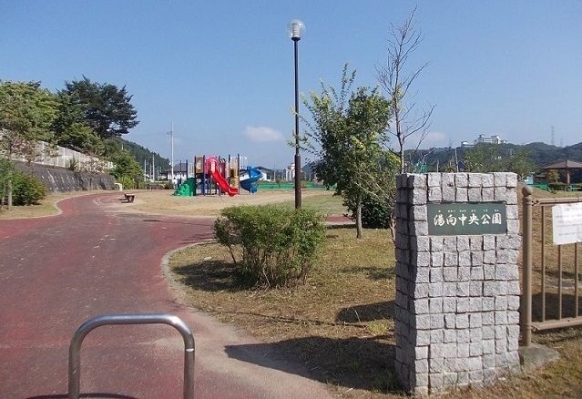 近くの湯向中央公園まで290m（徒歩4分）