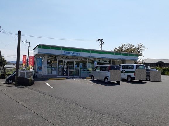近くのファミリーマート姶良東餅田店まで140m(徒歩2分)
