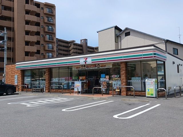 近くのセブンイレブン中央1丁目店様まで130m(徒歩2分)