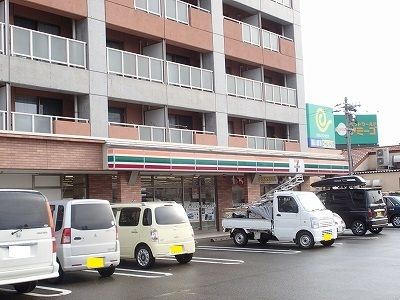 近くのセブンイレブン小新4丁目店まで800m（徒歩10分）