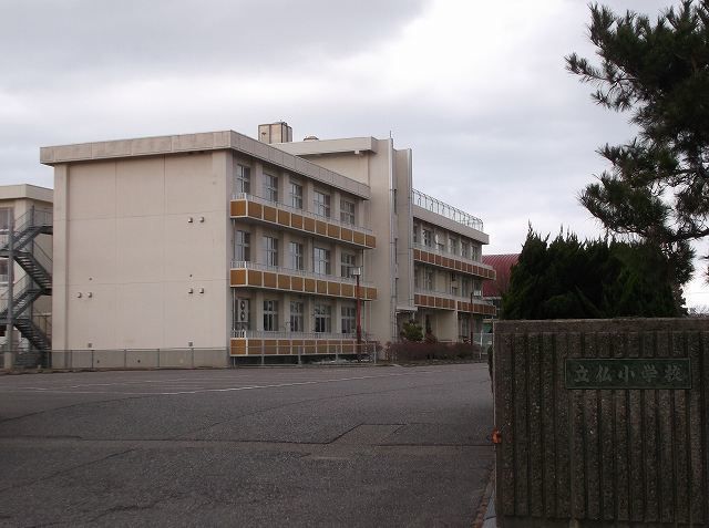 近くの立仏小学校まで1,200m（徒歩15分）