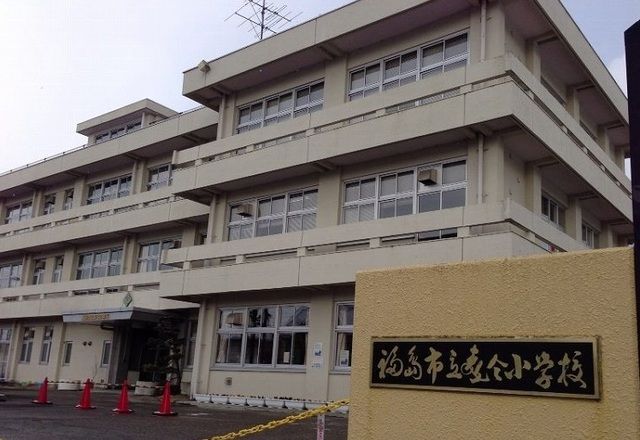 近くの福島市立森合小学校まで1,000m（徒歩13分）