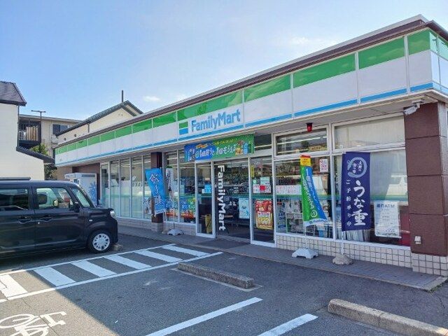 近くのファミリーマートまで700m（徒歩9分）