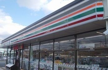 近くのコンビニまで600m（徒歩8分）