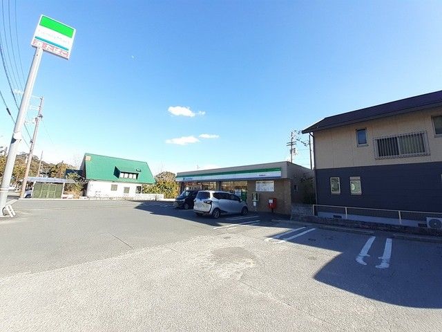 近くのファミリーマート高知蒔絵台店まで1,045m(徒歩14分)