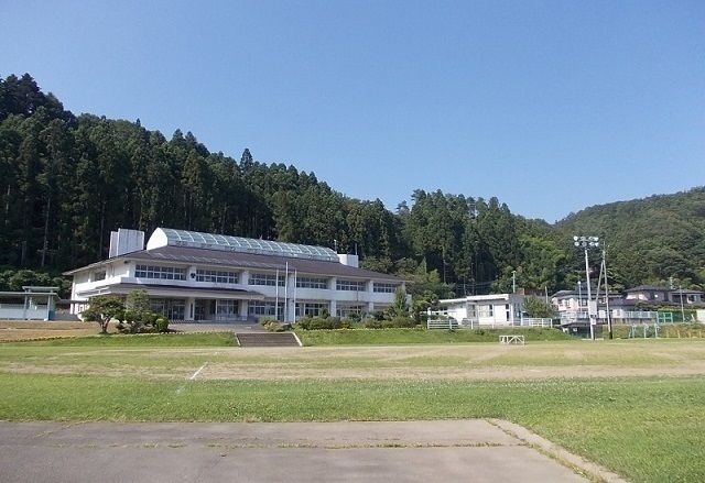 近くの湯元小学校まで350m（徒歩5分）