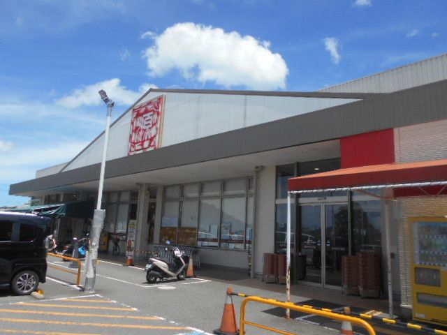 近くのスーパーまで1,900m（徒歩24分）
