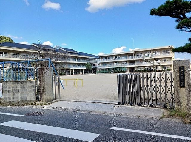近くの出部小学校まで1,500m（徒歩19分）