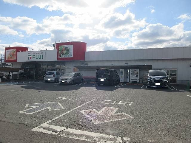 近くのフジ高岡店様まで600m（徒歩8分）