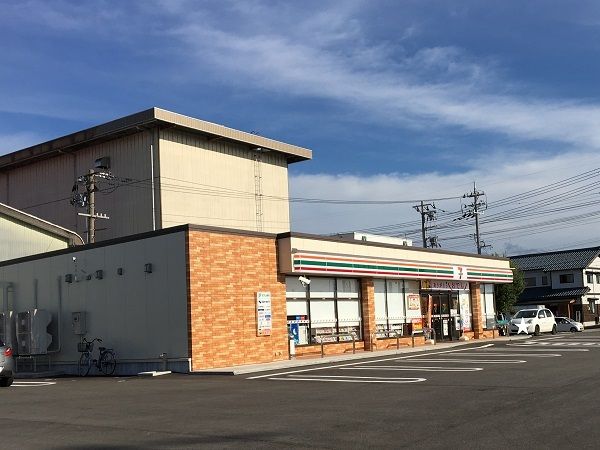 近くのセブンイレブンまで400m（徒歩5分）