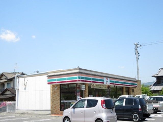 近くのセブンイレブン勇崎店まで1,000m(徒歩13分)
