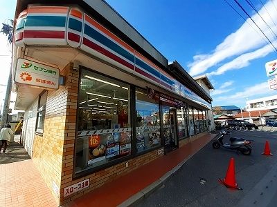 近くのコンビニまで300m（徒歩4分）
