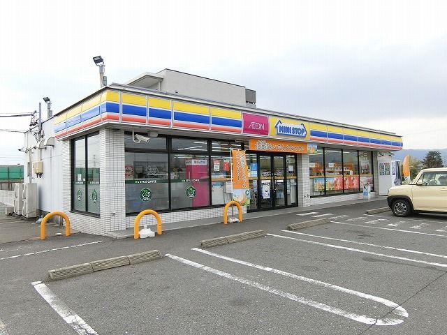 近くのコンビニまで750m（徒歩10分）