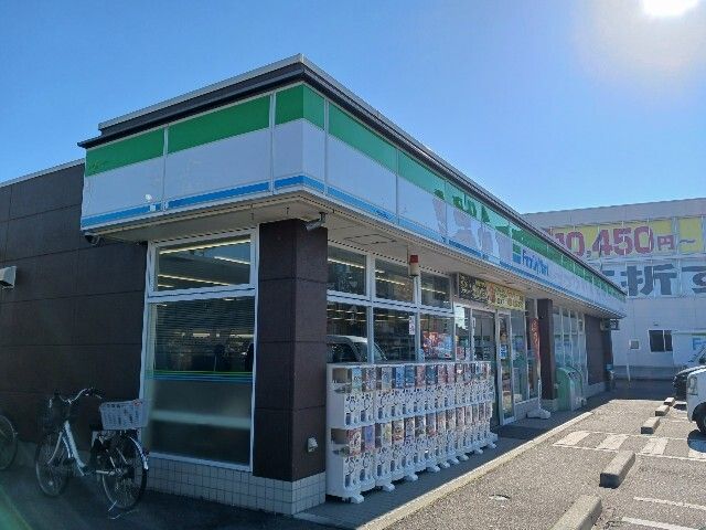 近くのファミリーマート松本芳川村井店まで650m(徒歩9分)