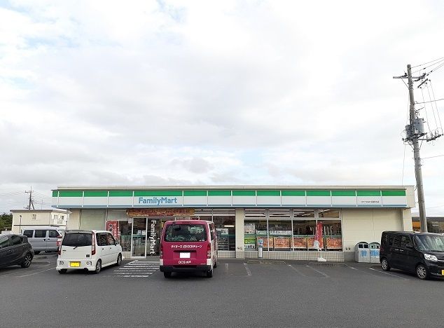 近くのファミリーマートまで740m（徒歩10分）