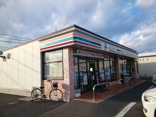 近くのセブンイレブン江木東沖店まで400m（徒歩5分）