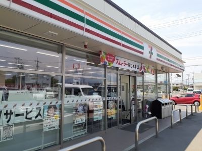 近くのコンビニまで700m（徒歩9分）