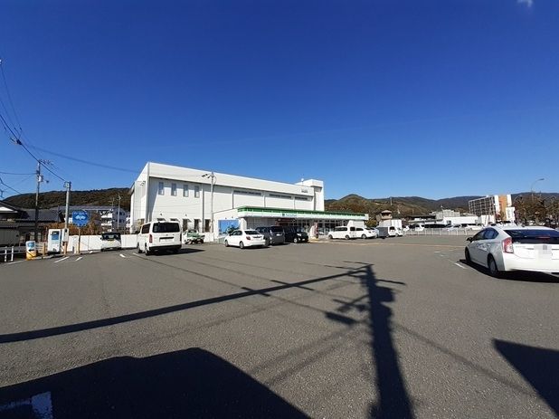 近くのファミリーマート 高知インタ-まで800m（徒歩10分）