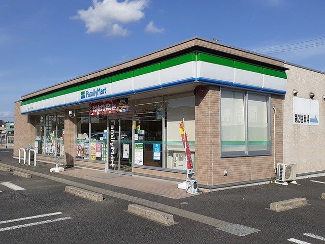 近くのファミリーマートまで600m（徒歩8分）