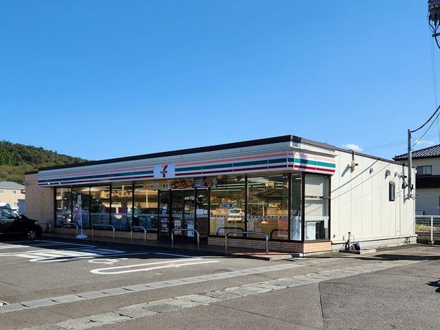 近くのセブンイレブン村田中央店まで400m（徒歩5分）