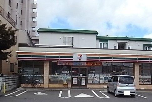 近くのセブンイレブンまで450m（徒歩6分）