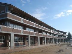 近くの砺波北部小学校まで1,800m（徒歩23分）