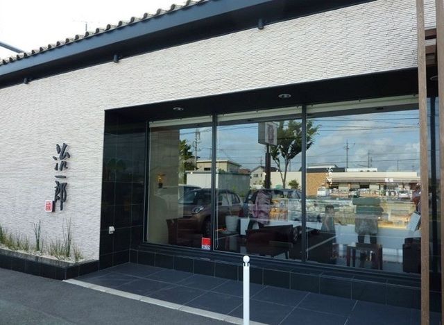 近くの治一郎本店まで350m（徒歩5分）