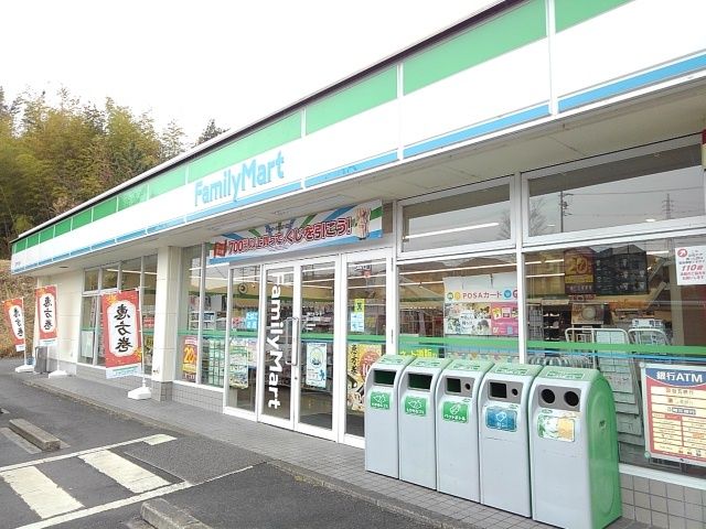 近くのファミリーマート川島町店まで1,400m（徒歩18分）