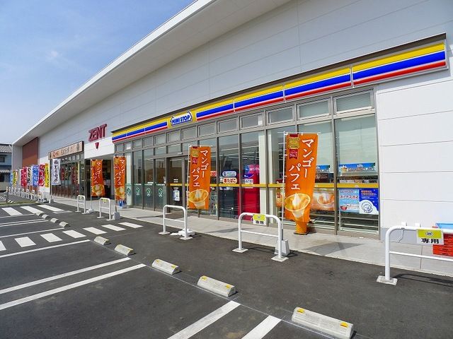 近くのコンビニまで600m（徒歩8分）