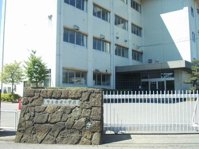 近くの岩舟小学校まで600m(徒歩8分)
