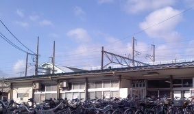 近くの南福島駅まで1,100m（徒歩14分）
