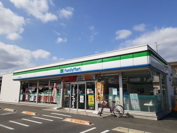 近くのファミリーマート花尻あかね町店まで400m（徒歩5分）