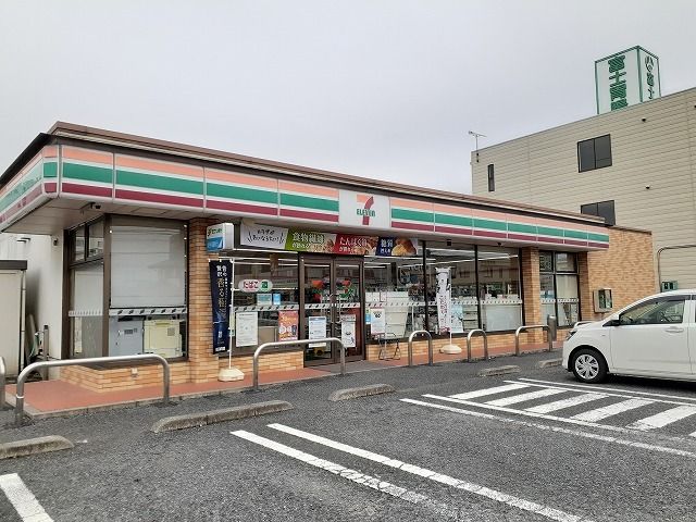 近くのセブンイレブン雀の宮中店まで500m（徒歩7分）