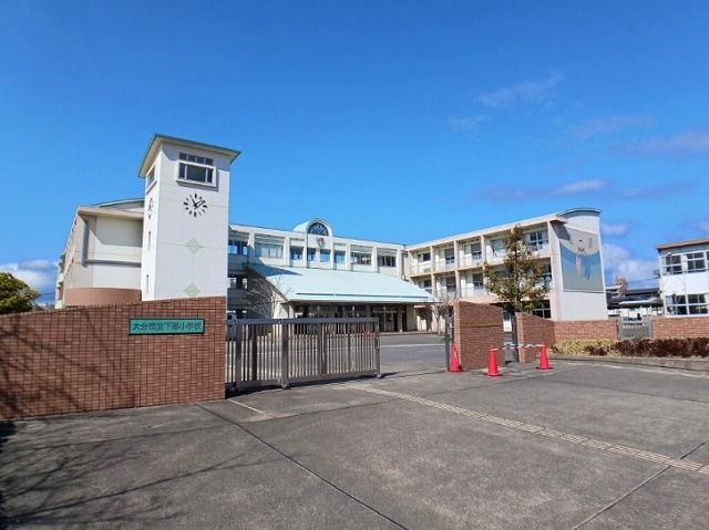 近くの下郡小学校まで120m(徒歩2分)