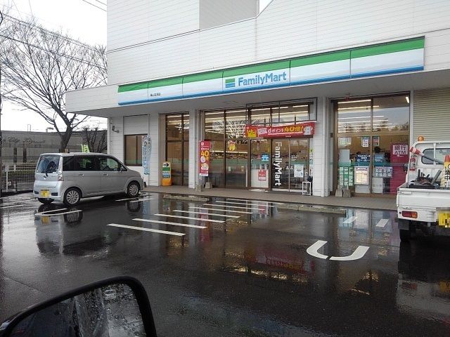 近くのファミリーマートまで830m（徒歩11分）