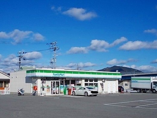 近くのファミリーマート御坊島店様まで800m（徒歩10分）