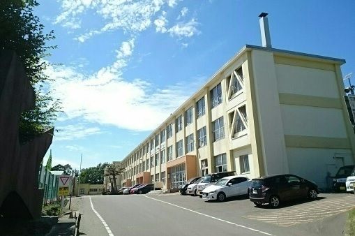 近くの東部小学校まで600m（徒歩8分）