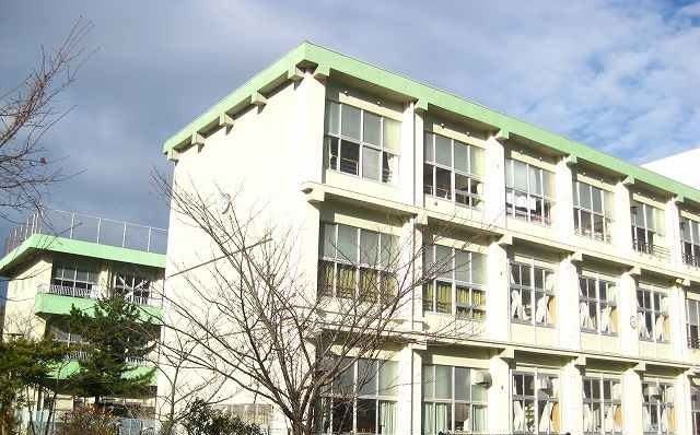 近くの香貫小学校まで100m（徒歩2分）