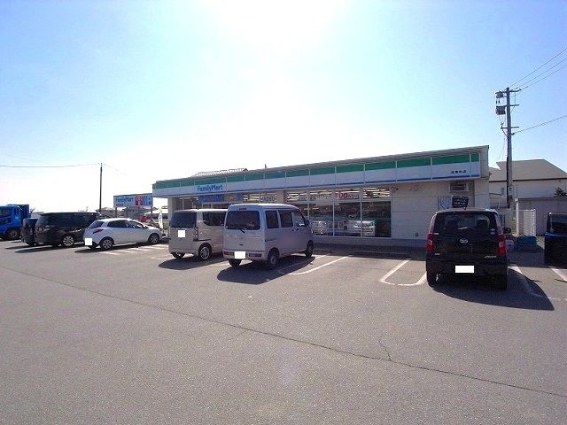 近くのファミリーマート改寄店まで900m（徒歩12分）