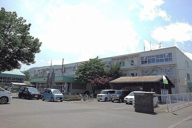 近くの手稲中央小学校まで1,600m（徒歩20分）