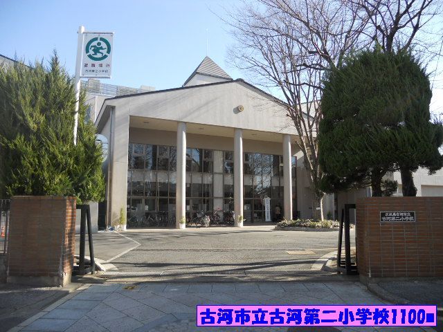 近くの小学校まで1,100m（徒歩14分）
