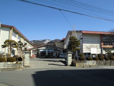 近くの鈴川小学校まで550m（徒歩7分）