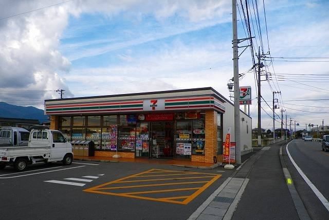 近くのセブンイレブン裾野稲荷店まで600m（徒歩8分）