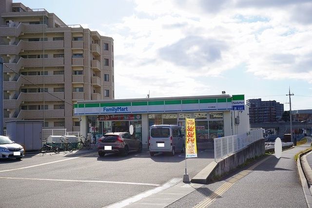 近くのファミリーマート大久保店まで800m(徒歩10分)