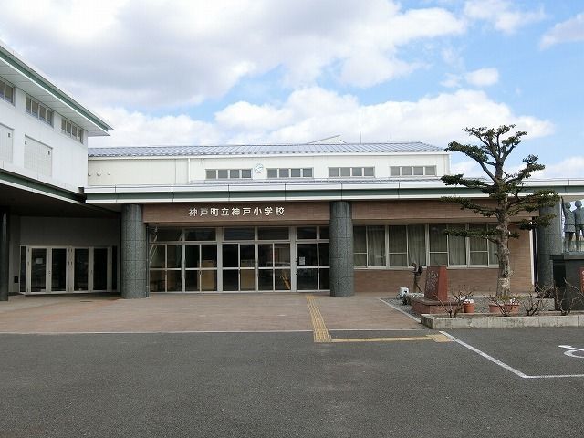 近くの神戸小学校まで650m（徒歩9分）