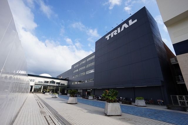 近くのメガセンタートライアル中間店まで1,300m（徒歩17分）