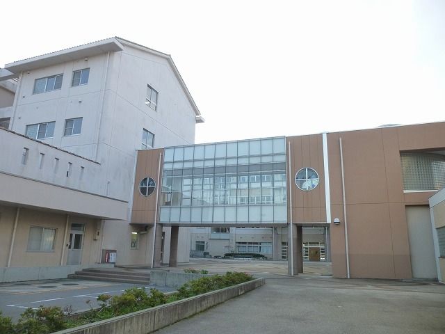 近くの中学校まで750m（徒歩10分）